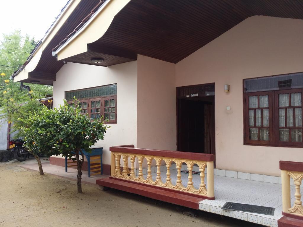 Heaven Star Rest Bed & Breakfast Mirissa Bagian luar foto